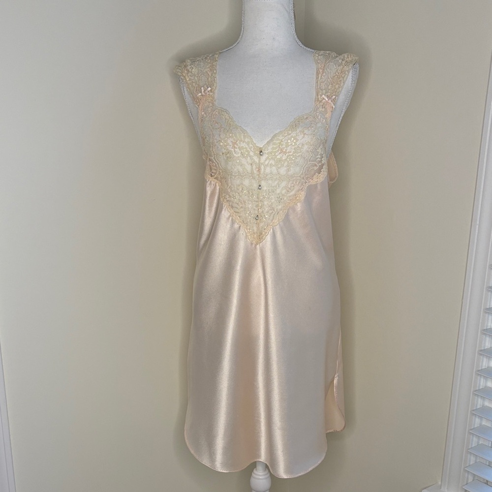 Gilligan & O'Malley Satin Lace-Trim Nightgown in Light Peach. 80’s